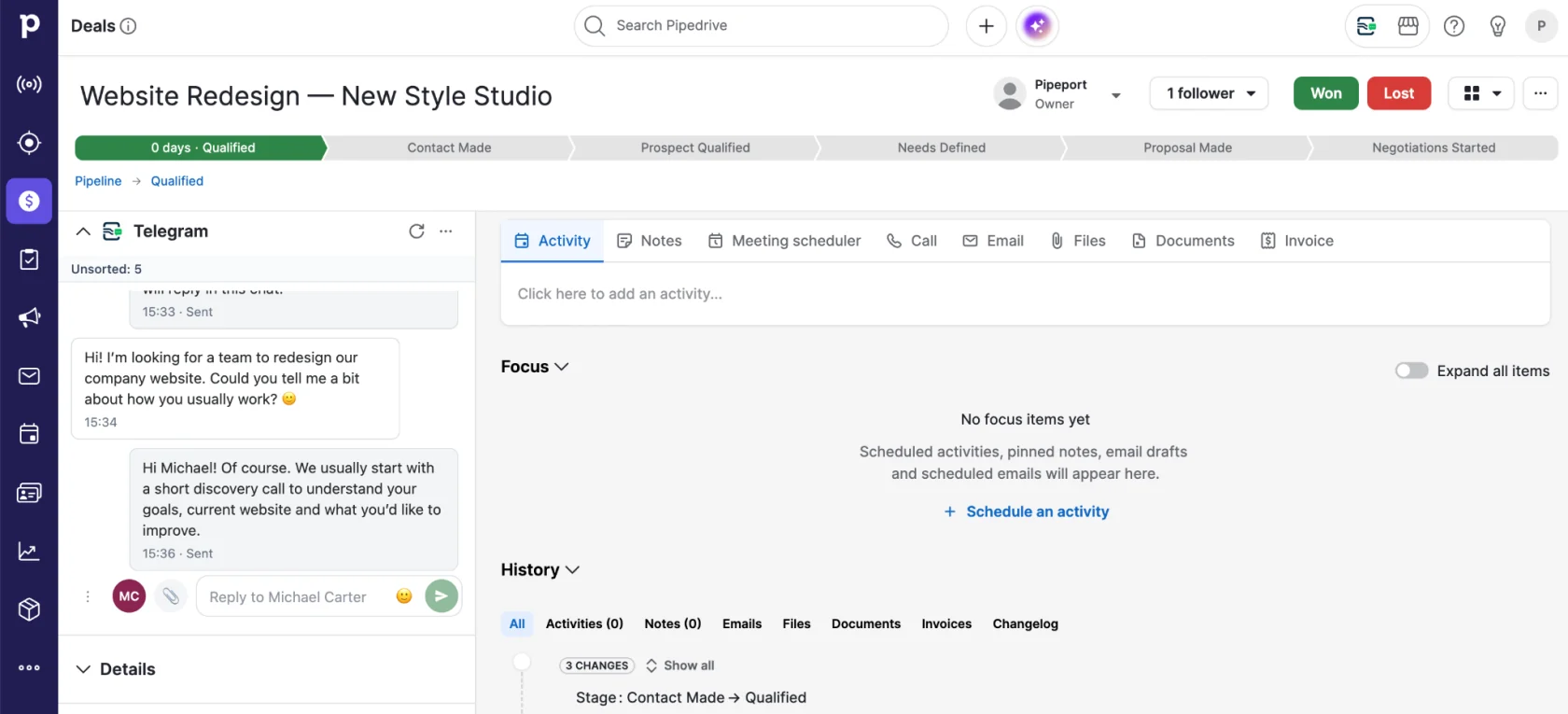 Картка угоди в Pipedrive із панеллю PipePort Chat: Telegram-переписка з клієнтом і поле відповіді.
